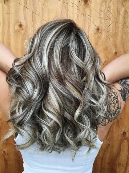 Braune haare mit blonden strähnen,