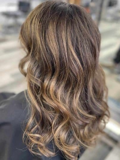 Braune haare mit blonden strähnen,