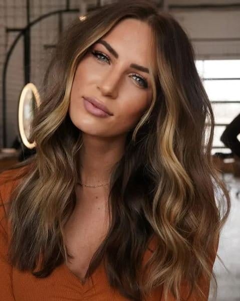 Braune haare mit blonden strähnen,