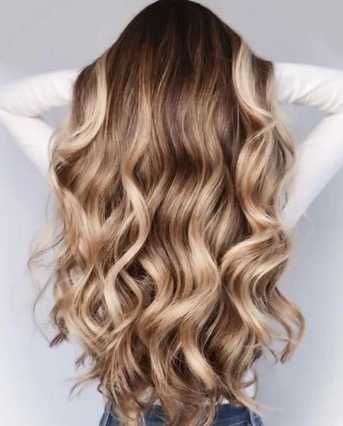 Braune haare mit blonden strähnen,