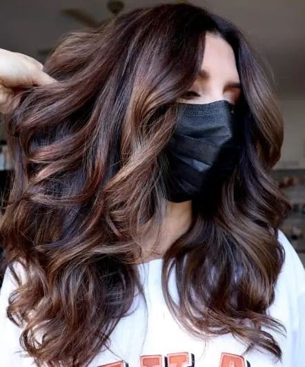 braune haare mit karamell highlights, dunkel braune haare mit karamell highlights, braune haare mit karamell highlights glatt,