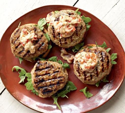 Hahnchenburger-mit-Aioli-aus-sonnengetrockneten-Tomaten